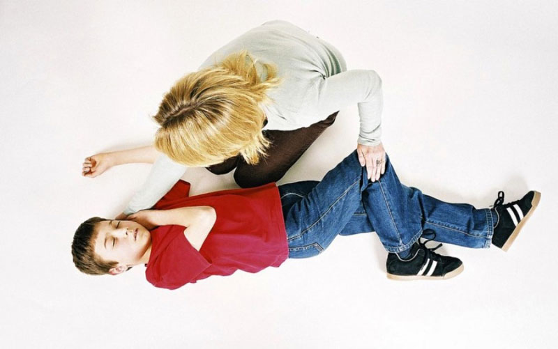 Cha mẹ nên biết cách xử lý khi trẻ lên cơn động kinh