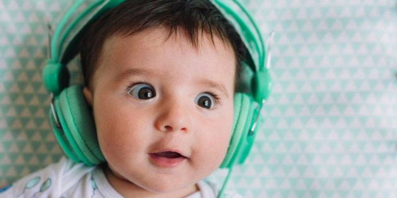 Khi bị khiếm thính, trẻ không nhạy cảm với tiếng ồn xung quanh