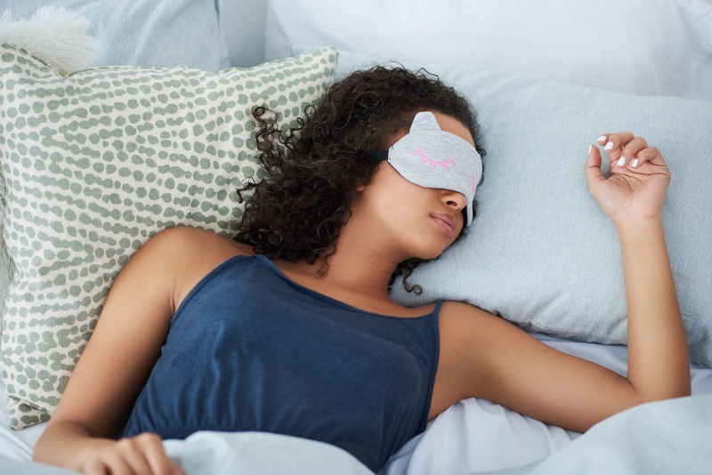 Chị em có thể thực hiện thay đổi thói quen như tư thế ngủ để khắc phục tình trạng mất cân đối vòng một