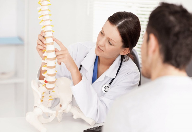 Người bệnh loãng xương cần tái khám định kỳ theo đúng lịch hẹn của bác sĩ