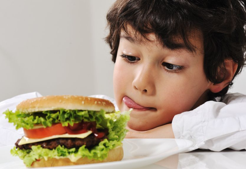Trẻ ăn nhiều thức ăn nhanh, dẫn đến chất dinh dưỡng trong cơ thể không được đáp ứng đầy đủ
