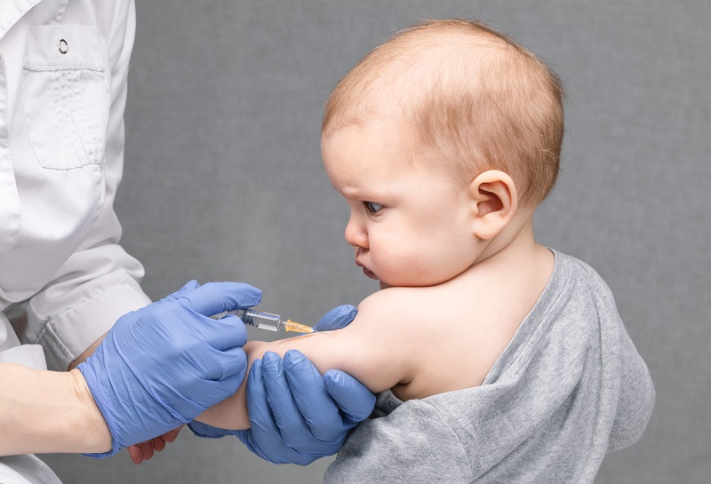 Tuân thủ quy định tiêm phòng vắc-xin cho trẻ nhỏ