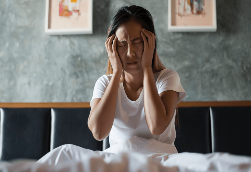 Đau đầu là một triệu chứng thường gặp ở người bị mất ngủ