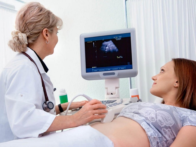 Khi có dấu hiệu dọa sảy thai tốt nhất mẹ bầu nên khám bác sĩ sản khoa để có cách can thiệp kịp thời