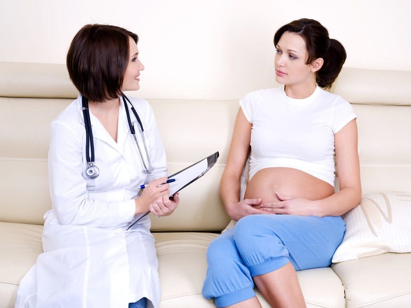 Tham vấn bác sĩ sản khoa về vấn đề bà bầu uống rau má có tác dụng gì sẽ giúp thai phụ biết cách dùng rau má an toàn cho thai kỳ