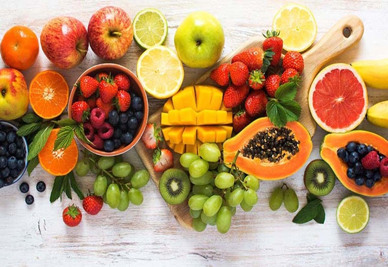 Người bệnh nên ăn nhiều loại rau củ và trái cây để bổ sung vitamin và khoáng chất