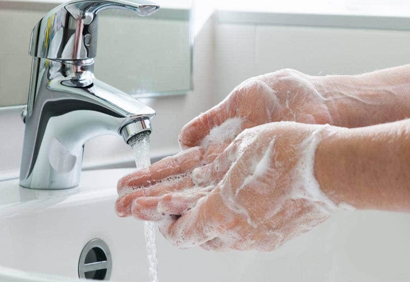 Rửa tay bằng xà phòng bằng nước sạch hoặc dung dịch sát khuẩn sau khi ho, hắt hơi