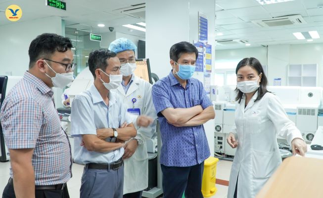TS. BS Trịnh Thị Quế - Giám đốc Trung tâm Xét nghiệm Bệnh viện Đa khoa MEDLATEC giới thiệu với đoàn tham quan về quy trình kiểm chuẩn xét nghiệm nghiêm ngặt tại đây