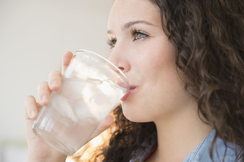   Nhiều người cho rằng việc uống nước đá ảnh hưởng đến khả năng phục hồi sau sinh của mẹ bầu