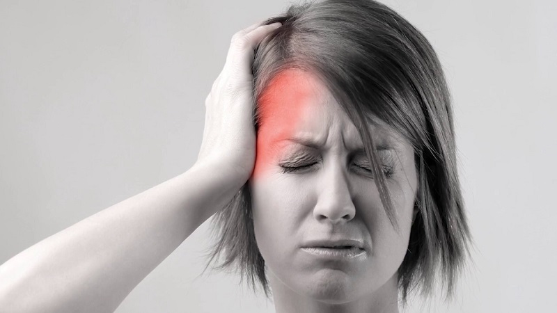 Đau đầu kéo dài là 1 trong những triệu chứng điển hình của bệnh lý