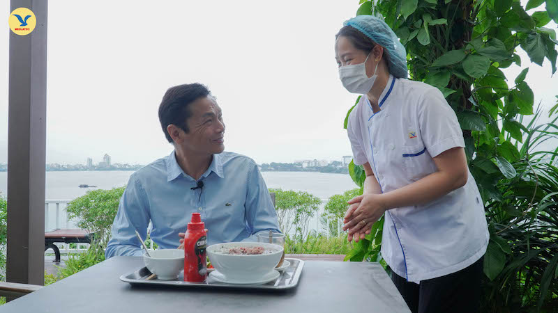 Sau khi lấy máu xét nghiệm, nghệ sĩ Trung Anh được phục vụ bữa ăn sáng chất lượng với view Hồ Tây vô cùng “chill”