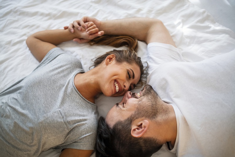 Các cặp đôi cần chuẩn bị tâm lý thoải mái và tự nguyện trước khi quan hệ tình dục