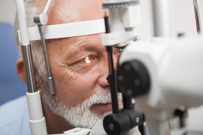 Bệnh nhân sẽ được kiểm tra mắt để đánh giá tình trạng bệnh