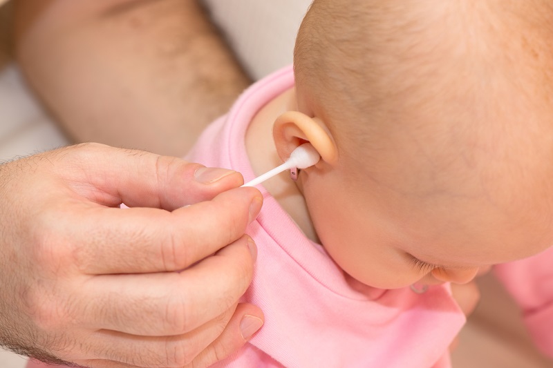 Không tự ý dùng tăm bông ráy tai cho bé để phòng ngừa bệnh viêm tai giữa