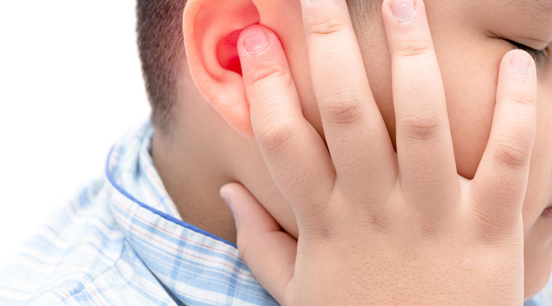 Đau tai, không để cha mẹ động vào tai là những dấu hiệu trẻ bị viêm tai giữa