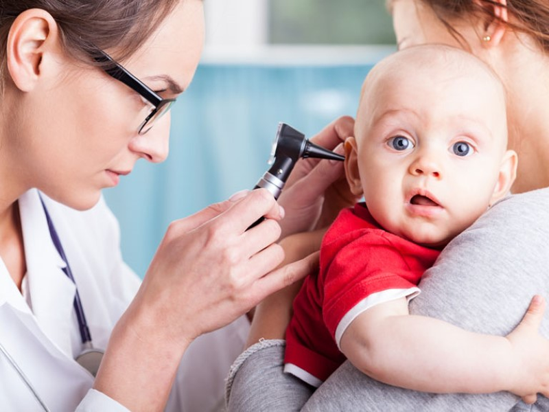 Cần cho trẻ đi khám sớm nếu thấy có dấu hiệu của viêm tai giữa