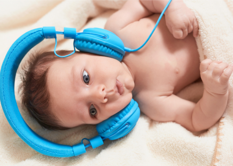 Bố mẹ có thể cho trẻ nghe bất kỳ loại nhạc gì nhưng phải chú ý đến âm lượng