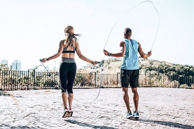 Nhảy dây là bộ môn thể thao giảm cân mùa hè rất hiệu quả bởi nó nhanh chóng đốt cháy calories thừa ở trong cơ thể