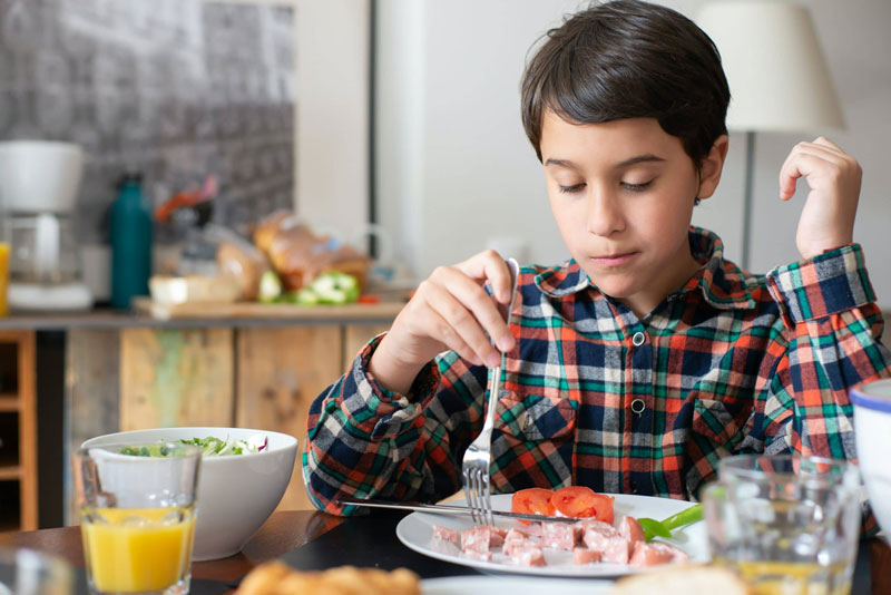 Trẻ em từ 12 - 14 tuổi đang trong quá trình dậy thì nên cần bổ sung dinh dưỡng đầy đủ