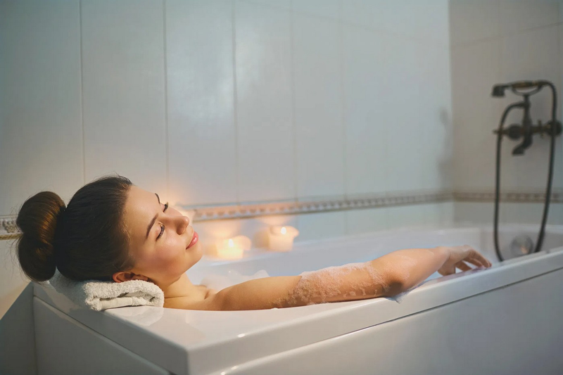 Tắm và ngâm mình trong bồn nước ấm giúp thư giãn tinh thần và mang đến giấc ngủ ngon