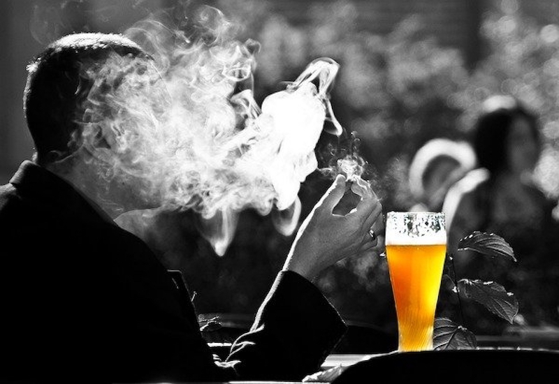 Thuốc lá và rượu bia là 2 yếu tố điển hình gây nên ung thư vòm họng