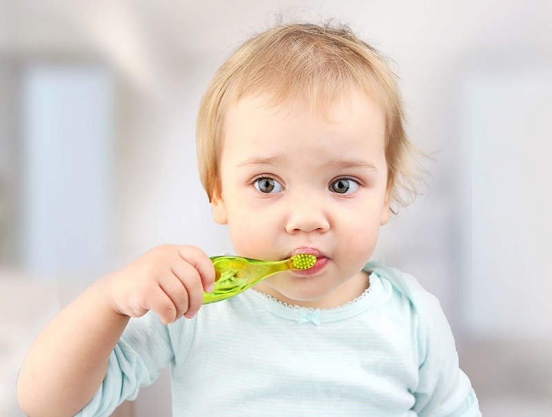 Bố mẹ nên hướng dẫn bé vệ sinh răng miệng đúng cách và thường xuyên