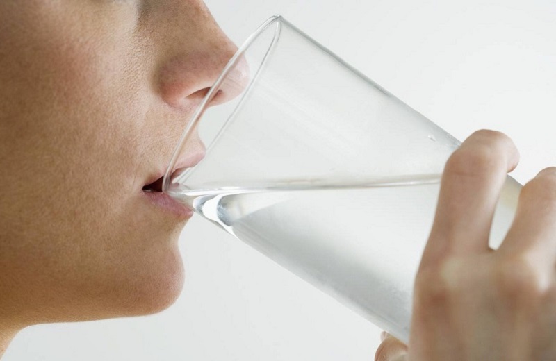 Mất nước là một trong các nguyên nhân khiến nước tiểu dễ có mùi hôi