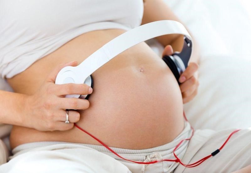 Mẹ có thể nghe nhạc nhẹ nhàng vào giai đoạn thai 25 tuần để kích thích thị giác cho bé