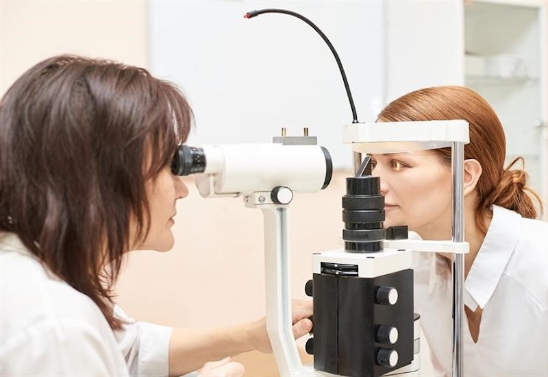 Người bệnh cần đi khám mắt cận định kỳ để điều chỉnh độ cận phù hợp cho mắt