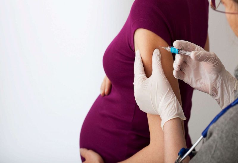 Khi đi khám thai định kỳ mẹ bầu sẽ được bác sĩ nhắc lịch tiêm phòng uốn ván