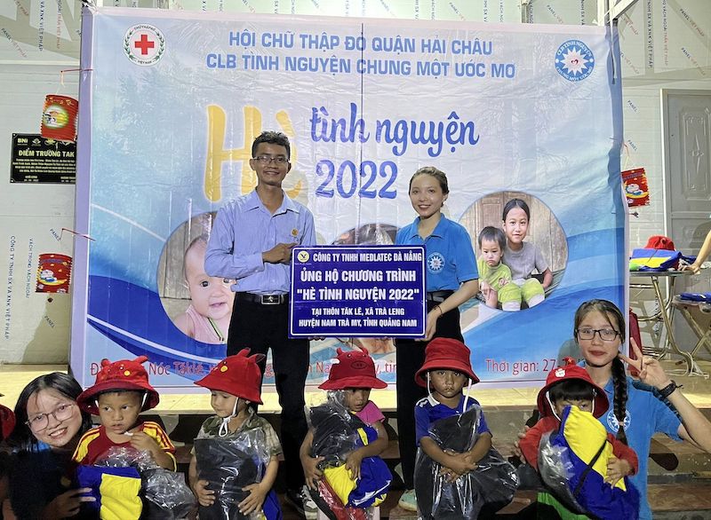 Đại diện MEDLATEC Đà Nẵng trao tặng quà cho các em nhỏ thôn Tắk Lẽ, xã Trà Leng, huyện Nam Trà My, Quảng Nam