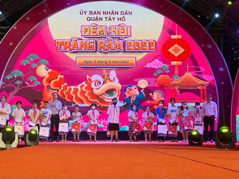 Giám đốc Nguyễn Văn Nghiêm đại diện MEDLATEC Tây Hồ trao tặng 100 phần quà cho trẻ em có hoàn cảnh khó khăn trong địa bàn quận