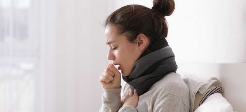 Các cơn ngứa họng ho khan có thể là biểu hiện của bệnh viêm phổi, viêm phế quản