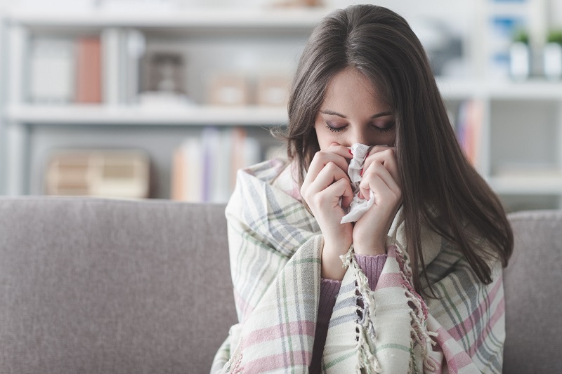 Cảm cúm có biểu hiện điển hình của các cơn ho, đau rát tại cổ họng