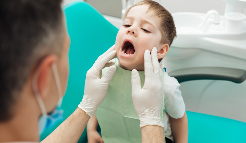 Bố mẹ nên chủ động đưa con đi khám răng định kỳ, đặc biệt là khi con có dấu hiệu thay răng sữa