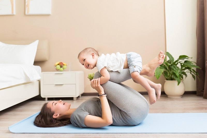 Phụ nữ sau sinh nên duy trì các bài tập vận động nhẹ nhàng để cơ thể nhanh hồi phục và tinh thần được thư giãn
