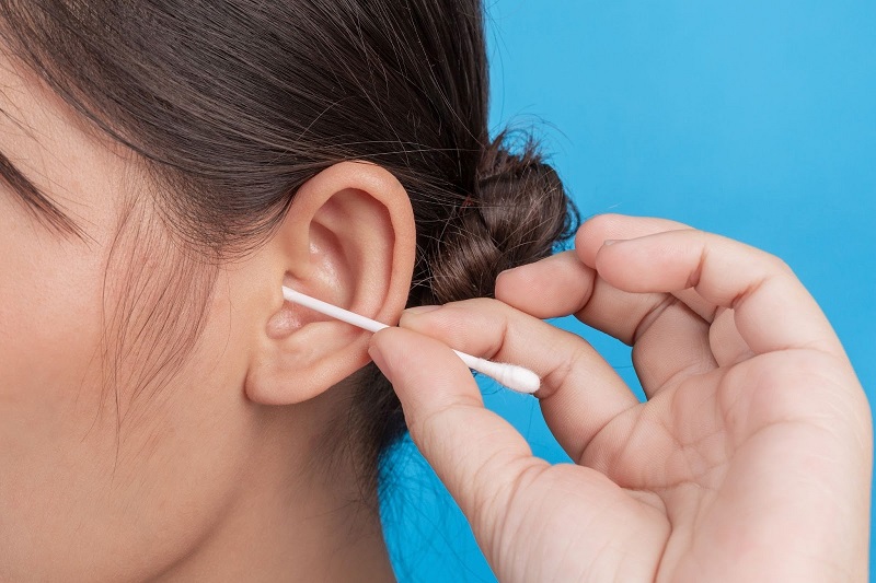 Lấy ráy tai quá nhiều khiến lỗ tai bị khô có thể là nguyên nhân gây ngứa lỗ tai