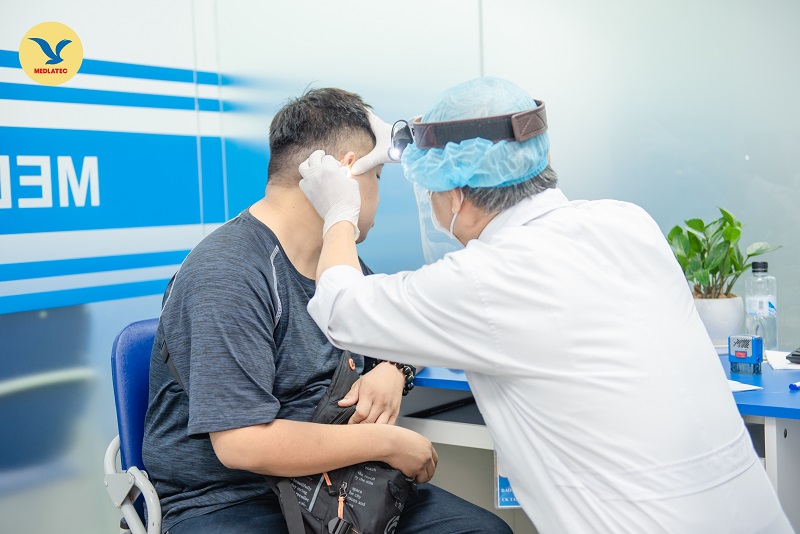 Thăm khám bác sĩ là cách tốt nhất để bạn biết nguyên nhân gây ngứa lỗ tai là gì