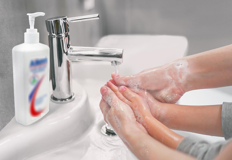Thường xuyên vệ sinh tay cho trẻ để phòng bệnh