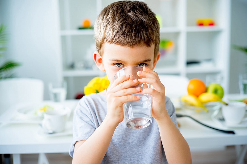 Trẻ bị tiểu đường thường uống nhiều nước và nhanh khát hơn
