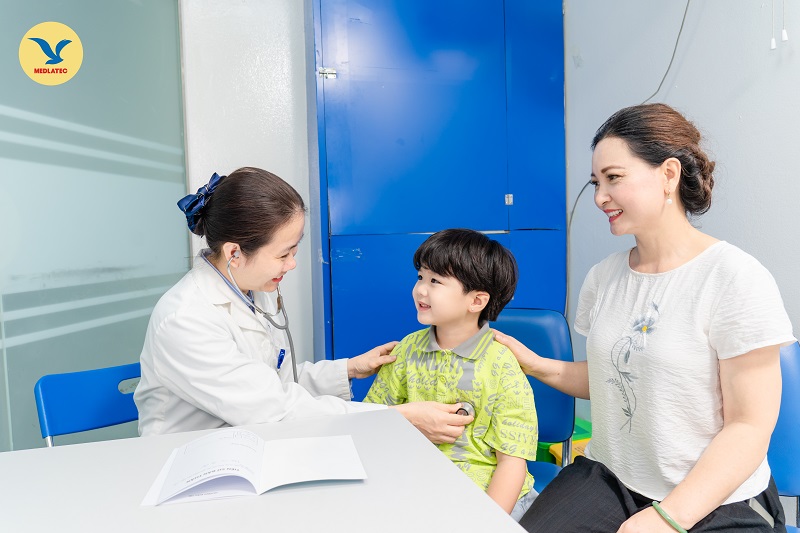 Để việc điều trị cúm biến chứng ở trẻ em còn cần đến sự hỗ trợ của các bác sĩ chuyên khoa giàu kinh nghiệm