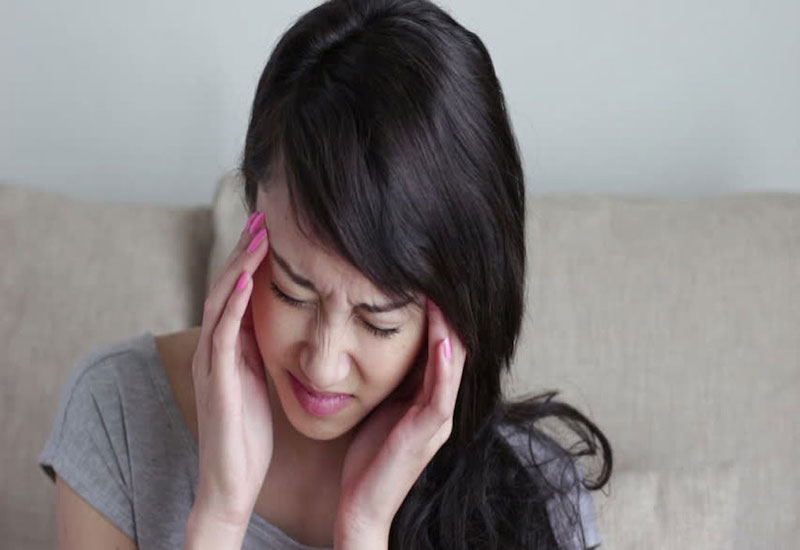 Liệt thần kinh mặt khiến bệnh nhân bị nhạy cảm với âm thanh và có thể bị đau đầu dữ dội
