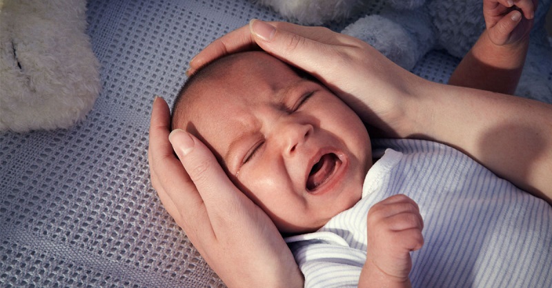 Tình trạng trẻ sơ sinh hay khóc đêm khiến nhiều bậc phụ huynh lo lắng