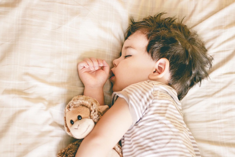 Cho trẻ ngủ ngày quá nhiều sẽ khiến trẻ khó ngủ về đêm và hay khóc