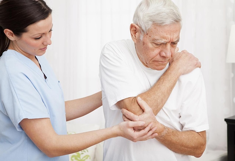 Người cao tuổi là nhóm đối tượng dễ bị đau nhức xương khớp