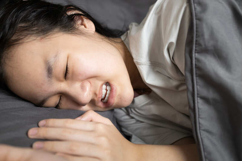 Nghiến răng khi ngủ có thể do cảm xúc tiêu cực trong cuộc sống