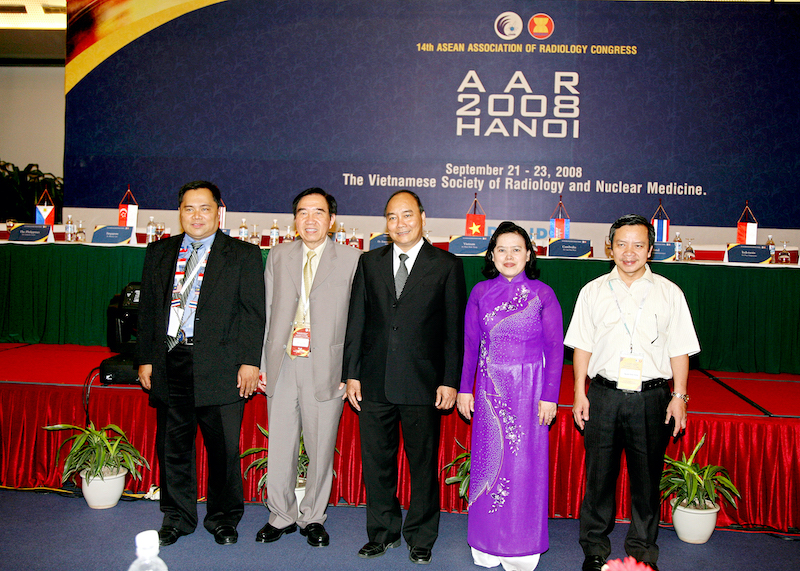 PGS.TS Nguyễn Quốc Dũng (ngoài cùng bên phải) tham dự Hội nghị Điện quang các nước ASEAN lần thứ 14 tại Hà Nội