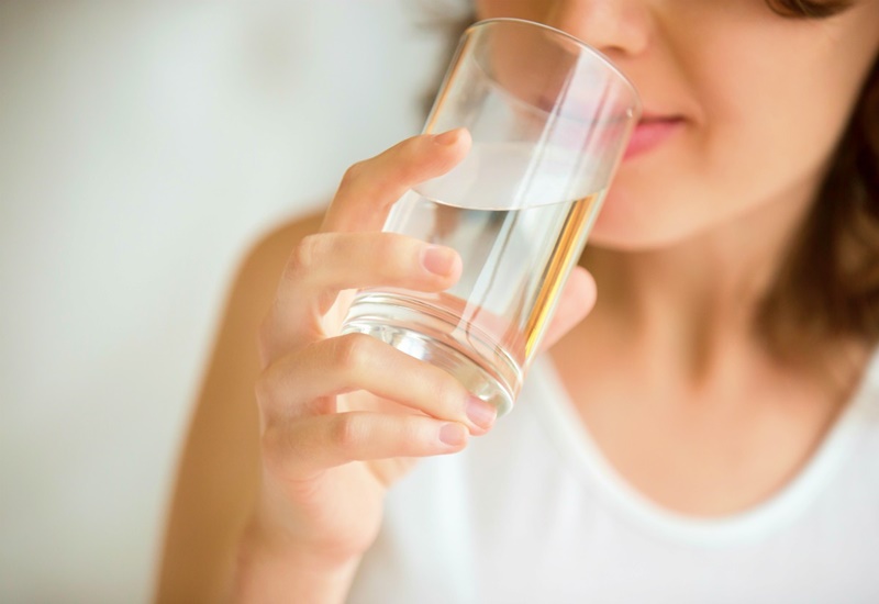 Uống nhiều nước để cấp ẩm cho da
