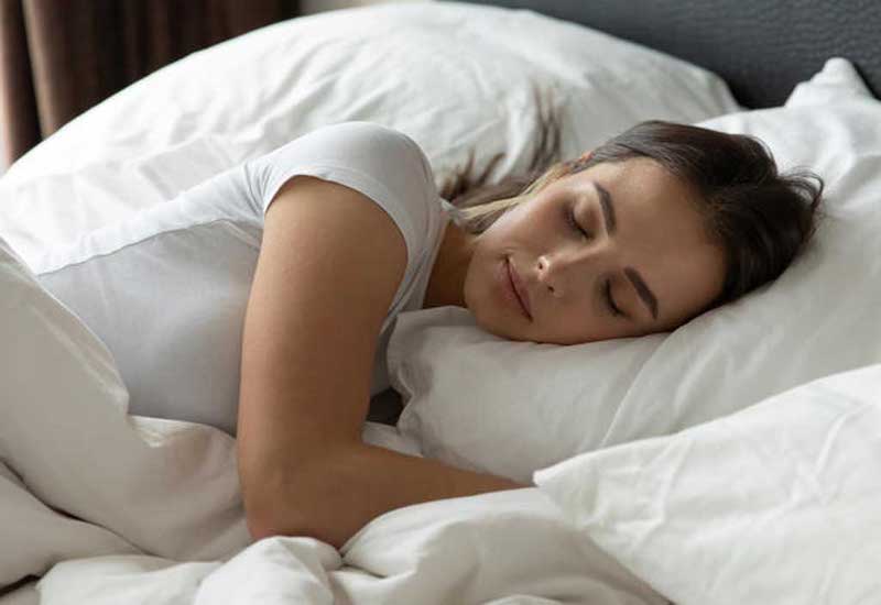 Thay đổi tư thế ngủ và duy trì một lối sống lành mạnh có thể giúp bạn khắc phục chứng ngưng thở khi ngủ