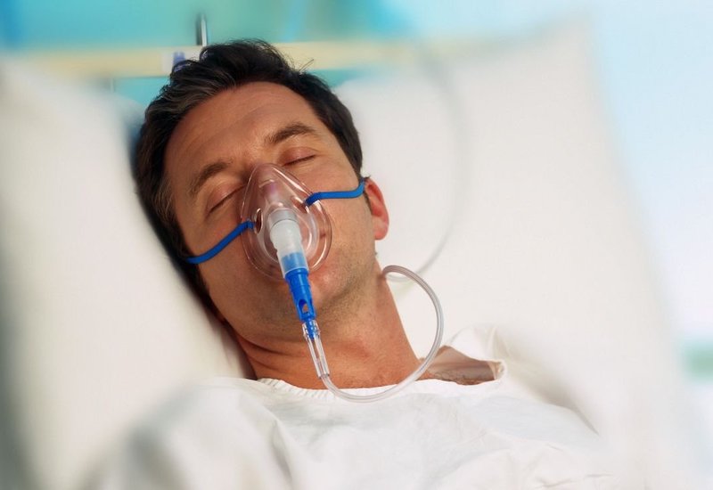 Bệnh nhân có thể được điều trị bằng đeo mặt nạ cấp oxy để kiểm soát các triệu chứng của bệnh